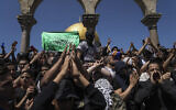 Des Palestiniens scandant des slogans et agitant des drapeaux du Hamas lors d'une manifestation contre Israël, devant le Dôme du Rocher, dans l'enceinte de la mosquée Al-Aqsa, au sommet du mont du Temple, dans la Vieille Ville de Jérusalem, le 15 avril 2022. (Crédit : AP Photo/Mahmoud Illean)
