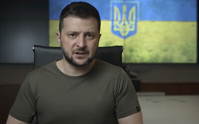 Dans cette image tirée d'une vidéo fournie par le Bureau de presse présidentiel ukrainien, le président ukrainien Volodymyr Zelensky s'exprime depuis Kiev, en Ukraine, le vendredi 15 avril 2022. (Crédit: Bureau de presse présidentiel ukrainien via AP)