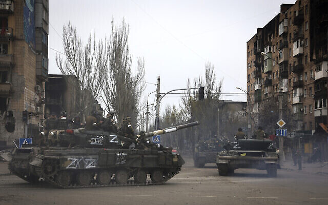 Des véhicules militaires russes circulent dans une zone contrôlée par les forces séparatistes soutenues par la Russie à Marioupol, en Ukraine, le 23 avril 2022. (Crédit: AP Photo/Alexei Alexandrov) Des véhicules militaires russes circulent dans une zone contrôlée par les forces séparatistes soutenues par la Russie à Marioupol, en Ukraine, le 23 avril 2022. (Crédit: AP Photo/Alexei Alexandrov)