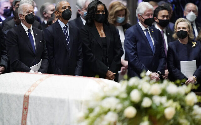 Le président Joe Biden, à gauche, l'ancien président Barack Obama, l'ancienne première dame Michelle Obama, l'ancien président Bill Clinton et l'ancienne secrétaire d'État Hillary Clinton, pendant le service funèbre de l'ancienne secrétaire d'État Madeleine Albright à la cathédrale nationale de Washington, mercredi 27 avril 2022, à Washington. (Crédit : AP Photo/Evan Vucci) Le président Joe Biden, à gauche, l'ancien président Barack Obama, l'ancienne première dame Michelle Obama, l'ancien président Bill Clinton et l'ancienne secrétaire d'État Hillary Clinton, pendant le service funèbre de l'ancienne secrétaire d'État Madeleine Albright à la cathédrale nationale de Washington, mercredi 27 avril 2022, à Washington. (Crédit : AP Photo/Evan Vucci)