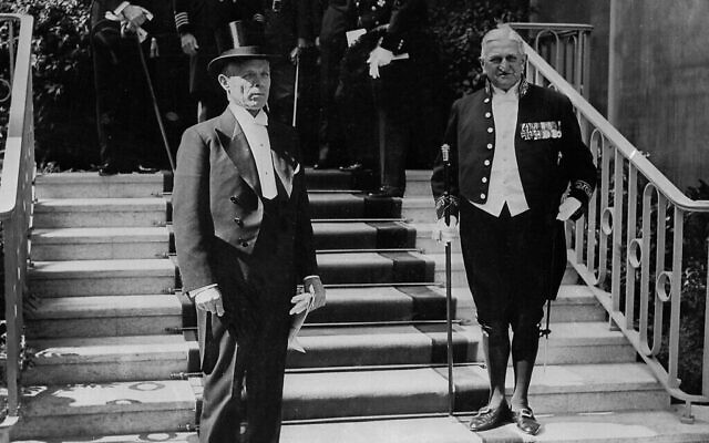 L’ambassadeur des États-Unis, William E. Dodd, quitte le palais présidentiel de Berlin, le 6 septembre 1933, après avoir présenté ses lettres de créance au président Paul von Hindenburg. Après avoir reçu les honneurs militaires, le nouvel ambassadeur a prononcé un bref discours dans lequel il a mentionné les liens culturels entre les deux nations. (Crédit : AP Photo)