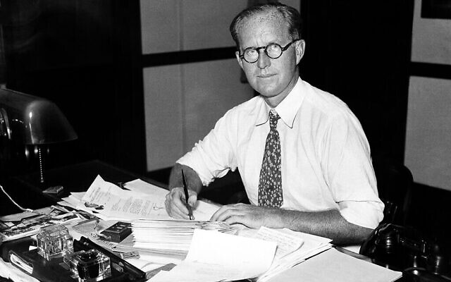 Joseph P. Kennedy, alors président de la Securities and Exchange Commission, au travail, les manches de chemise retroussées, pendant une vague de chaleur à Washington, le 16 juillet 1934. (Crédit : AP Photo)