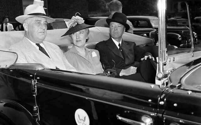 Le président Franklin D. Roosevelt, sa secrétaire Marguerite Lehand et l’ambassadeur en France, William C. Bullitt, se rendent de la gare à Hyde Park, à New York, le 22 juillet 1940, après un voyage à Washington. (Crédit : AP Photo)