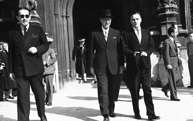 Joseph Patrick Kennedy, plus connu sous le nom de Joe Kennedy, ambassadeur des États-Unis à Londres, quitte la Chambre des communes, le 29 août 1939, après avoir assisté à la séance spéciale de la Chambre. (Crédit : AP Photo/Staff/Len Puttnam)