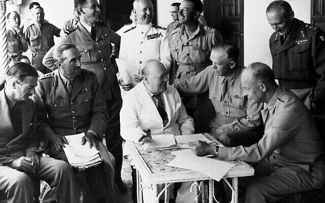 Le Premier ministre britannique Winston Churchill, au centre, lors d'une rencontre avec les leaders des Forces alliées à Alger, en Algérie, le 27 mai 1943. De gauche à droite : le ministre des Affaires étrangères Anthony Eden; le président des chefs d'État-major Sir Alan Brooke; le chef des forces aériennes de la RAF Sir Arthur Tedder; l'amiral de la marine royale Sir Andrew Cunningham; le commandant-en-chef pour le Moyen-Orient, le général Gen. Harold Alexander; le chef d'État-major de l'armée américaine, le général George C. Marshall; U.S. le commandant pour l'Afrique du nord de l'armée, le général Dwight D. Eisenhower; et le commandant de la 8e armée, le général Bernard Montgomery. (Crédit : AP Photo)