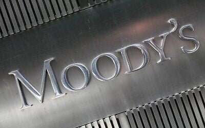 Un panneau de l'agence de crédit Moody's, à New York, le 13 août 2010. (Crédit : Mark Lennihan/AP)