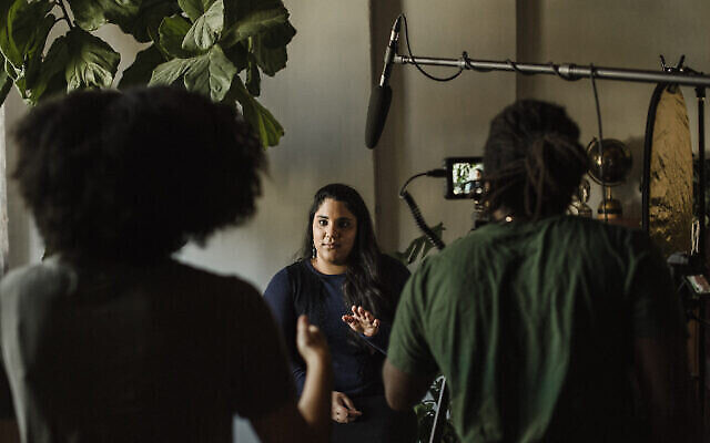 Ariella Daniels interviewée pendant le tournage de Periphery, une partie de l’exposition du même nom à UJA Toronto. (Crédit : Liat Aharoni)