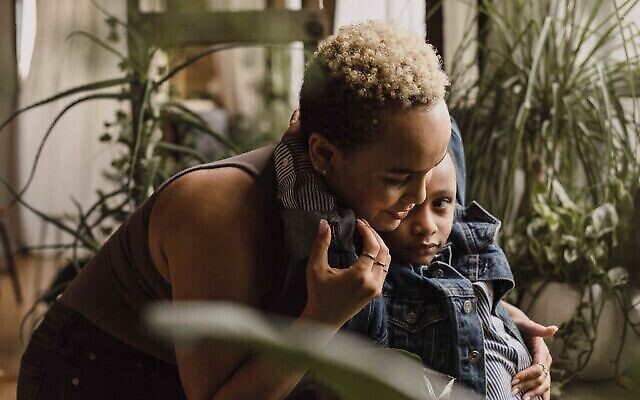 Asha Allen-Silverstein et son fils Sage Pearce photographiés pour l’exposition 'Periphery' à UJA Toronto. (Crédit : Liat Aharoni)