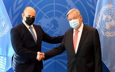 Le Premier ministre israélien Naftali Bennett avec le secrétaire-général de l'ONU Antonio Guterres au siège de l'ONU à New York, le 27 septembre 2021. (Crédit :  Avi Ohayon/GPO)