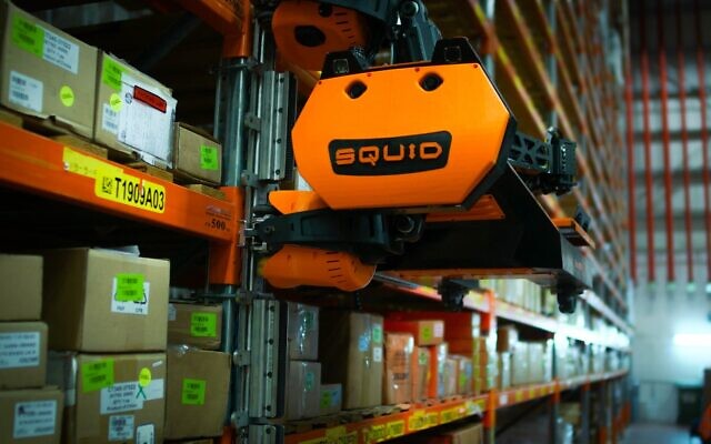 Le robot d'entrepôt SqUID de BionicHIVE permet de trier et de gérer les colis. (Crédit: Courtoisie)