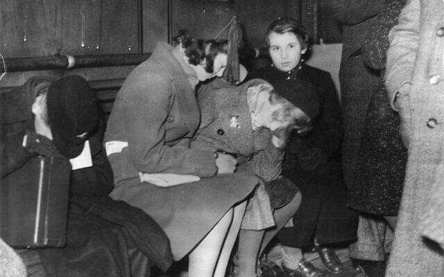 Jeunes réfugiés à leur arrivée à Harwich (Essex) au petit matin du 2 décembre 1938 (Crédit: Bundesarchiv_Bild_183-1987-0928-501 Wikimedia Commons)