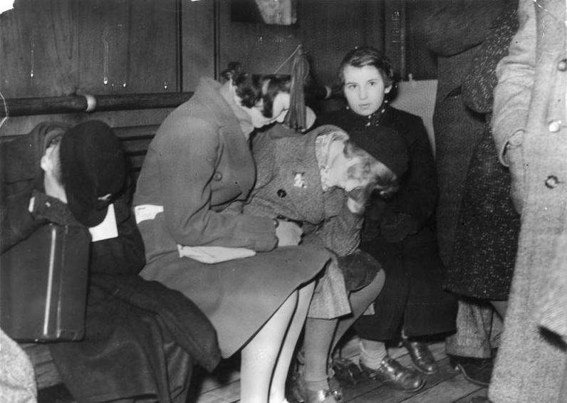 Jeunes réfugiés à leur arrivée à Harwich (Essex) au petit matin du 2 décembre 1938 (Crédit: Bundesarchiv_Bild_183-1987-0928-501 Wikimedia Commons)