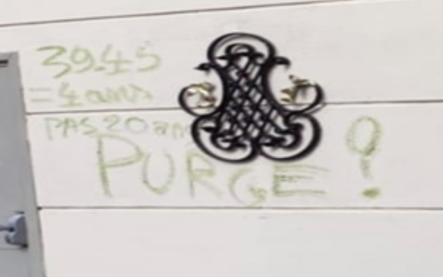 La profanation sur la synagogue du 118, Boulevard de Belleville, dans le 20e arrondissement de Paris, le 27 avril 2022. (Crédit : BNVCA)