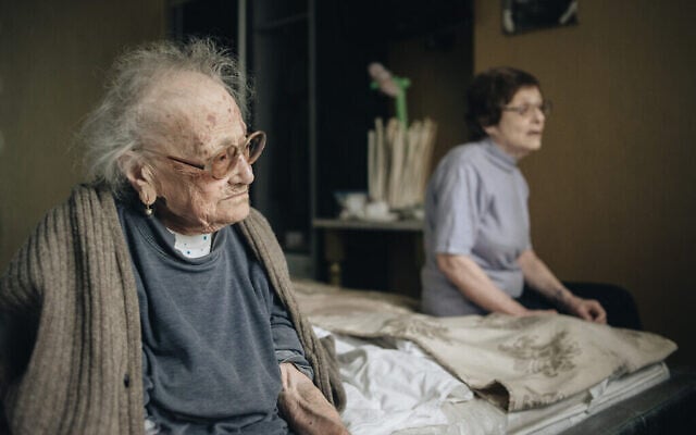 La survivante de la Shoah et réfugiée de guerre, Tatyna Ryabaya, 99 ans, et sa fille sont assises sur un lit, dans une chambre d’hôtel en Moldavie, après avoir fui l’Ukraine avant de prendre un vol médical spécial pour Israël, le 27 avril 2022. (Crédit : International Fellowship of Christians and Jews) La survivante de la Shoah et réfugiée de guerre, Tatyna Ryabaya, 99 ans, et sa fille sont assises sur un lit, dans une chambre d’hôtel en Moldavie, après avoir fui l’Ukraine avant de prendre un vol médical spécial pour Israël, le 27 avril 2022. (Crédit : International Fellowship of Christians and Jews)