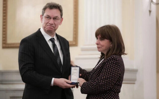 La présidente grecque Katerina Sakellaropoulou remet la médaille de la Croix d'or de l'Ordre du Sauveur au président-directeur général de Pfizer, Albert Bourla, lors d'une cérémonie spéciale au Palais présidentiel, à Athènes, en Grèce, le 5 avril 2022. (Crédit : ALEXANDRE BELTES/EPA)