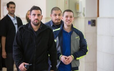 Yitzhak Gabai à droite, membre de l'organisation d'extrême droite Lehava, au tribunal de district de Jérusalem, le 10 novembre 2015. (Crédit: Yonatan Sindel/Flash90)
