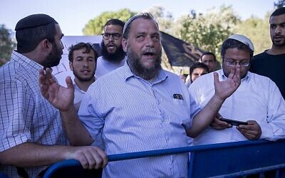 Le membre d'Otzma Yehudit et président de Lehava Benzi Gopstein, au centre, et le candidat d'Otzma Yehudit Itamar Ben Gvir manifestent près du défilé annuel de la Gay Pride à Jérusalem, le 21 juillet 2016. (Crédit : Yonatan Sindel/Flash90)