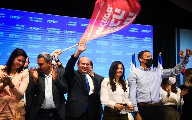 Naftali Bennett, chef de Yamina et les autres membres et députés de la formation à la fête organisée au siège du parti à Petah Tikva, lors de la nuit des élections, le 23 mars 2021. (Crédit : Avi Dishi/Flash90)