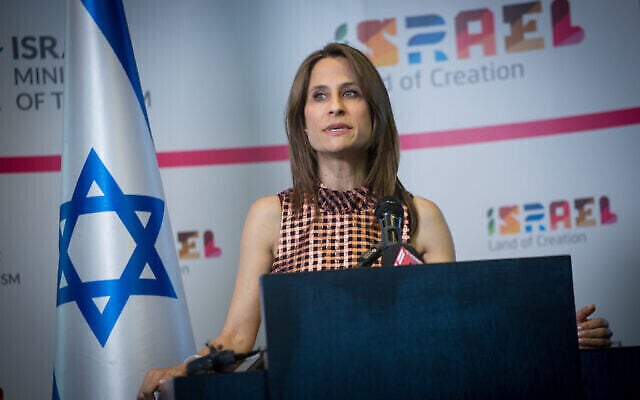 La ministre du Tourisme de l’époque, Orit Farkash-Hacohen, donnant une conférence de presse sur la promotion du tourisme en provenance de l’étranger, à Tel Aviv, le 27 avril 2021. (Crédit : Miriam Alster/Flash90) La ministre du Tourisme de l’époque, Orit Farkash-Hacohen, donnant une conférence de presse sur la promotion du tourisme en provenance de l’étranger, à Tel Aviv, le 27 avril 2021. (Crédit : Miriam Alster/Flash90)