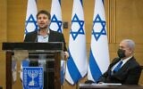 Le chef du parti Sionisme religieux, le député Bezalel Smotrich, près de l'ex-Premier ministre Benjamin Netanyahu pendant une réunion des partis d'opposition à la Knesset, le 28 juin 2021. (Crédit : Yonatan Sindel/Flash90)