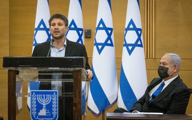 Le chef du parti Sionisme religieux, le député Bezalel Smotrich, près de l'ex-Premier ministre Benjamin Netanyahu pendant une réunion des partis d'opposition à la Knesset, le 28 juin 2021. (Crédit : Yonatan Sindel/Flash90) Le chef du parti Sionisme religieux, le député Bezalel Smotrich, près de l'ex-Premier ministre Benjamin Netanyahu pendant une réunion des partis d'opposition à la Knesset, le 28 juin 2021. (Crédit : Yonatan Sindel/Flash90)