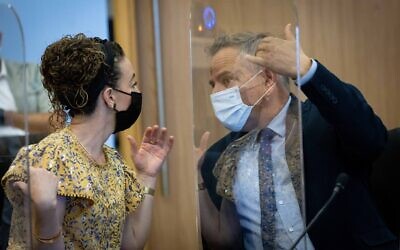 Le ministre israélien de la Santé Nitzan Horowitz et la députée Idit Silman  lors d'une conférence de presse au parlement israélien, le 6 octobre 2021. (Crédit :  Yonatan Sindel/Flash90)