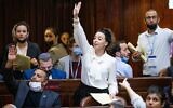 Les députés Idit Silman, au centre, Abir Kara, à gauche, dans la salle d'assemblée du parlement israélien, à Jérusalem, le 4 novembre 2021. (Crédit : Yonatan Sindel/Flash90)