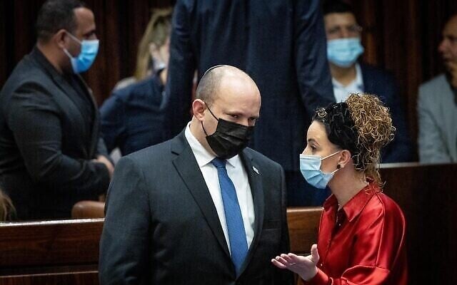 Le Premier ministre Naftali Bennett s'entretient avec le député Idit Silman à la Knesset à Jérusalem, le 5 janvier 2022. (Crédit: Yonatan Sindel/Flash90)