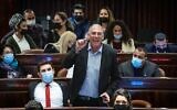 Le député Nir Orbach réagit lors d'une session plénière dans la salle de réunion du parlement israélien sur la loi sur l'électricité reliant les villes arabes et bédouines,  à Jérusalem, le 5 janvier 2022. (Crédit: Yonatan Sindel/Flash90)