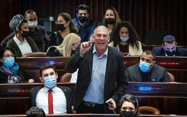 Le député Nir Orbach réagit lors d'une session plénière dans la salle de réunion du parlement israélien sur la loi sur l'électricité reliant les villes arabes et bédouines,  à Jérusalem, le 5 janvier 2022. (Crédit: Yonatan Sindel/Flash90)