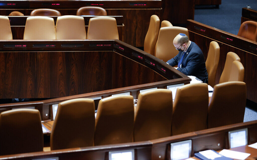 Le Premier ministre Naftali Bennett à la Knesset le 7 février 2022 (Crédit: Olivier Fitoussi/Flash90) Le Premier ministre Naftali Bennett à la Knesset le 7 février 2022 (Crédit: Olivier Fitoussi/Flash90)