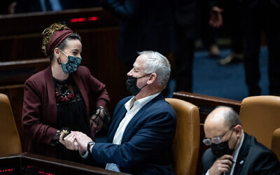 Le ministre de la Défense Benny Gantz avec le député Idit Silman lors d'une session plénière à la Knesset, le 28 février 2022. (Credit: Yonatan Sindel/Flash90)