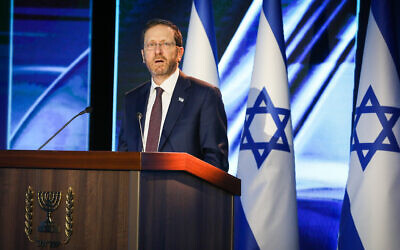 Le président Isaac Herzog s'exprime à Jérusalem, le 7 mars 2022. (Crédit : Noam Revkin Fenton/Flash90)