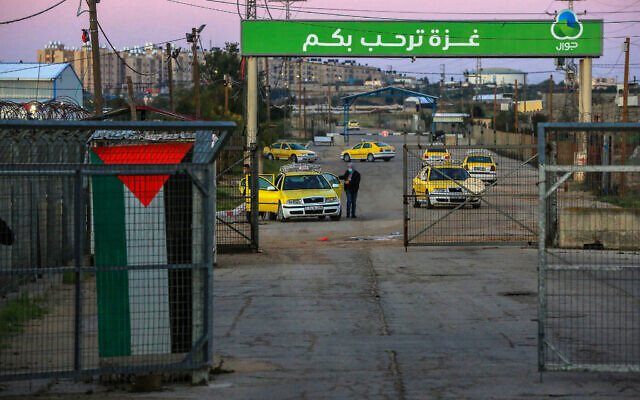 Des travailleurs palestiniens au poste-frontière d'Erez, dans le nord de Gaza, attendent d'entrer en Israël pour y travailler, le 13 mars 2022. (Crédit : Attia Muhammed/Flash90)