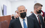 L’ex Premier ministre israélien, Benjamin Netanyahu, arrive pour une audience dans son procès, au tribunal de district de Jérusalem le 28 mars 2022. (Crédit : Ohad Zwigenberg/POOL)
