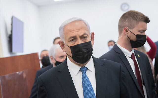 L’ex Premier ministre israélien, Benjamin Netanyahu, arrive pour une audience dans son procès, au tribunal de district de Jérusalem le 28 mars 2022. (Crédit : Ohad Zwigenberg/POOL) L’ex Premier ministre israélien, Benjamin Netanyahu, arrive pour une audience dans son procès, au tribunal de district de Jérusalem le 28 mars 2022. (Crédit : Ohad Zwigenberg/POOL)