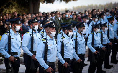 Une garde d'honneur de la police lors des funérailles de l'officier de police Amir Khoury, tué lors d'une fusillade terroriste à Bnei Brak, au cimetière de Nof Hagalil, le 31 mars 2022. (Crédit : David Cohen/Flash90)
