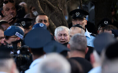 Le père du policier Amir Khoury, Jeries, lors des funérailles de son fils, tué dans une fusillade terroriste à Bnei Brak, au cimetière de Nof Hagalil, le 31 mars 2022. (Crédit : David Cohen/Flash90)