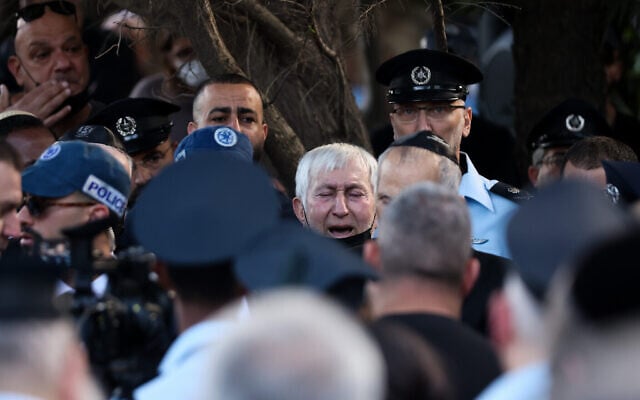 Le père du policier Amir Khoury, Jeries, lors des funérailles de son fils, tué dans une fusillade terroriste à Bnei Brak, au cimetière de Nof Hagalil, le 31 mars 2022. (Crédit : David Cohen/Flash90)