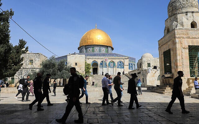 Illustration : La police israélienne escortant un groupe de Juifs religieux alors qu’ils visitent le mont du Temple, dans la Vieille Ville de Jérusalem, le 31 mars 2022. (Crédit : Jamal Awad / Flash90/Dossier)