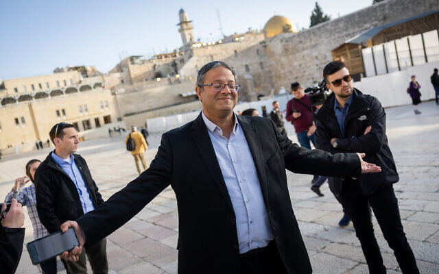 Le député d'extrême droite Itamar Ben Gvir après avoir visité le mont du Temple au Mur Occidental dans la Vieille Ville de Jérusalem, le 31 mars 2022. (Crédit : Yonatan Sindel/Flash90) Le député d'extrême droite Itamar Ben Gvir après avoir visité le mont du Temple au Mur Occidental dans la Vieille Ville de Jérusalem, le 31 mars 2022. (Crédit : Yonatan Sindel/Flash90)