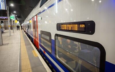 Une nouvelle ligne de train entre Jérusalem et Modiin a ouvert le jeudi 31 mars 2022. (Crédit : Yonatan Sindel/Flash90)