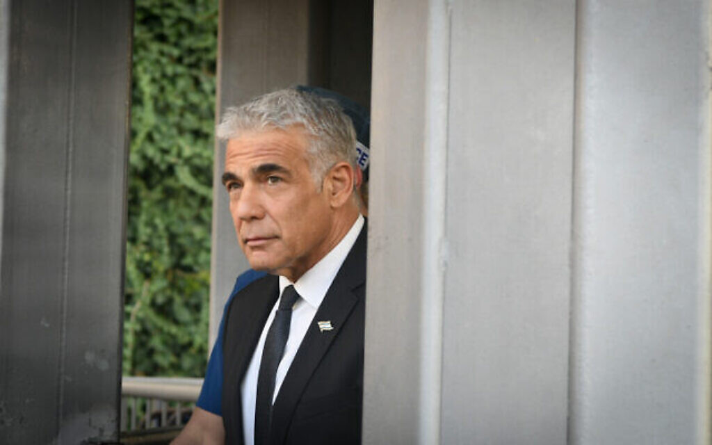 Le ministre des Affaires étrangères Yair Lapid à la porte de Damas, dans la Vieille Ville de Jérusalem, le 3 avril 2022. (Crédit : Arie Leib Abrams/Flash90) Le ministre des Affaires étrangères Yair Lapid à la porte de Damas, dans la Vieille Ville de Jérusalem, le 3 avril 2022. (Crédit : Arie Leib Abrams/Flash90)