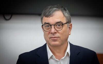 Shlomo Filber, ancien directeur-général du ministère des Communications lors d'une audience dans le procès de l'ex-Premier ministre Benjamin Netanyahu au tribunal de district de Jérusalem, le 5 avril 2022. (Crédit : Yonatan Sindel/Flash90)