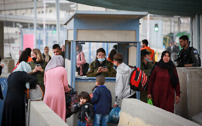 Des Palestiniens traversent le poste de contrôle de Qalandiya près de la ville de Ramallah, en Cisjordanie, pour assister aux prières du vendredi Ramadan à la mosquée Al-Aqsa de Jérusalem, qui se dresse au sommet du mont du Temple, le 8 avril 2022. (Crédit: Flash90)