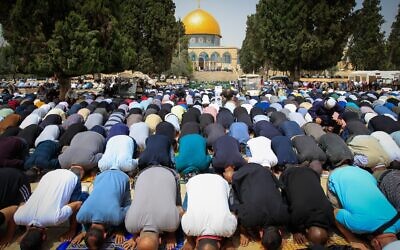 Des milliers de fidèles musulmans assistent aux premières prières du vendredi du mois sacré du Ramadan dans l'enceinte de la mosquée Al Aqsa dans la vieille ville de Jérusalem, le 8 avril 2022. (Crédit: Sliman Khader/Flash90)
