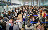 Voyageurs au départ de l’aéroport Ben Gurion avant la fête de Pessah, le 14 avril 2022. (Crédit : Avshalom Sassoni/Flash90)