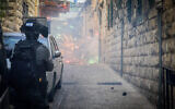 Des policiers israéliens, lors d'affrontements devant la mosquée Al Aqsa, dans la vieille ville de Jérusalem, le 17 avril 2022. (Crédit: Jamal Awad/ Flash90)