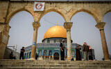 Des Palestiniens se trouvent à la mosquée Al-Aqsa, au sommet du mont du Temple, dans la Vieille Ville de Jérusalem, le 17 avril 2022, pendant le Ramadan . (Crédit : Jamal Awad/Flash90)