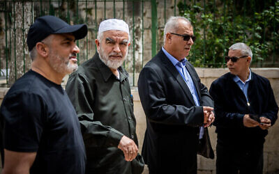 Le dirigeant islamique Raed Salah et Mohammad Barakeh, président du Haut Comité de surveillance des citoyens arabes d'Israël, arrivent pour une visite au mont du Temple dans la vieille ville de Jérusalem, le 19 avril 2022. (Crédit: Yonatan Sindel/Flash90)